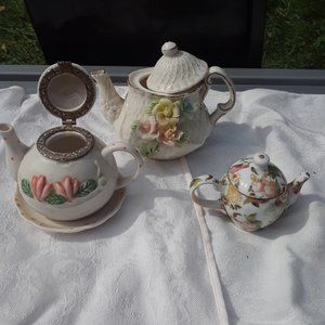 3 mini teapots